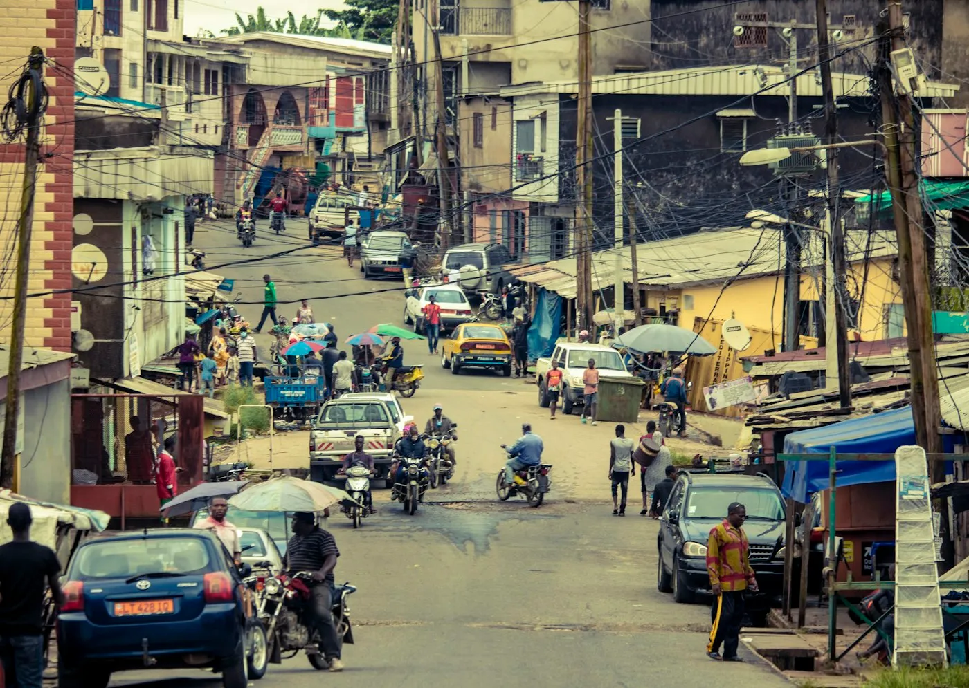 Rue animée d’une ville camerounaise