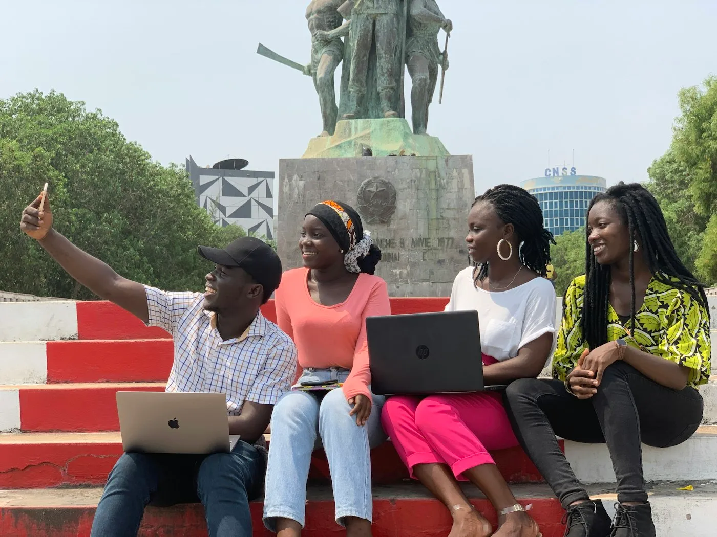 Étudiantes et étudiants africains travaillant sur des ordinateurs portables en plein air